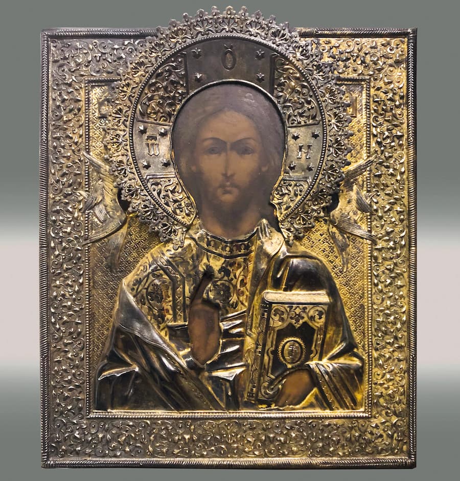 Икона Спас Вседержитель в серебряном окладе и киоте