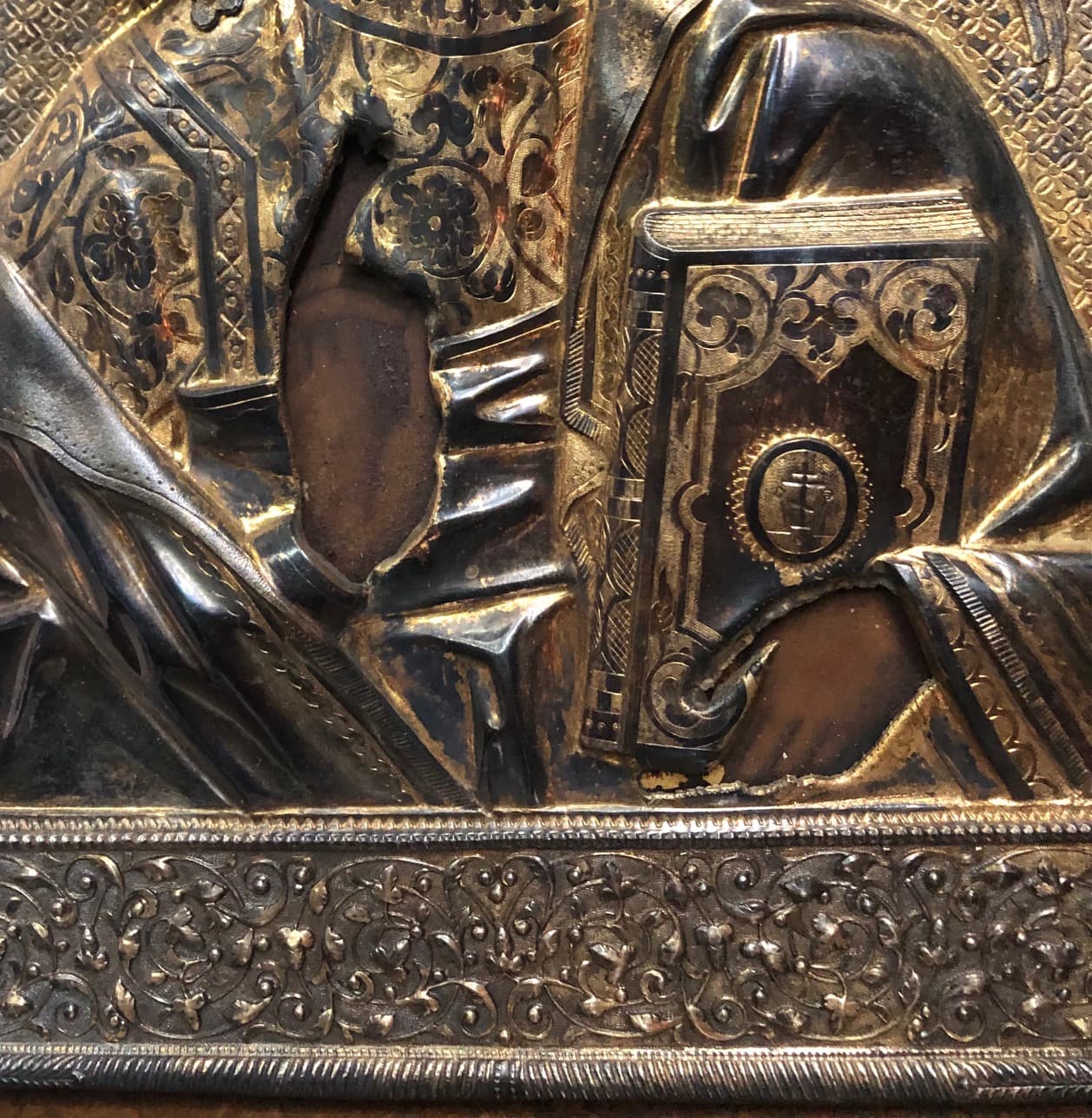 Икона Спас Вседержитель в серебряном окладе и киоте